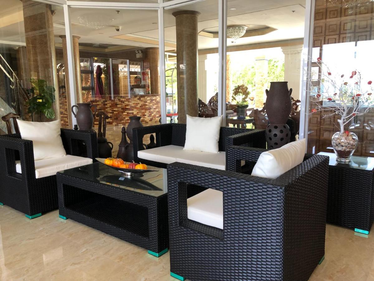Em Royalle Hotel & Beach Resort San Juan  Extérieur photo
